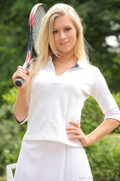 Натуральная блондинка Мишель Мойст снимает теннисный костюм, чтобы позировать обнаженной во внутреннем дворике