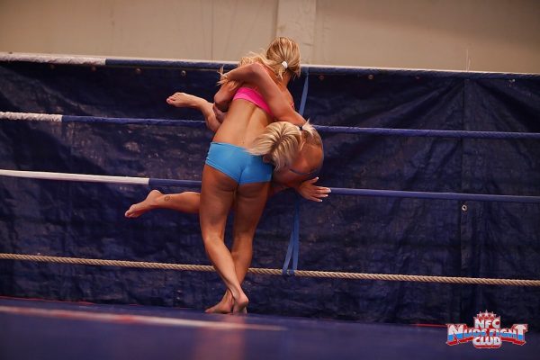 Галантные спортивные девушки-лесбиянки Келли Кэт и Лиза начинают кошачий бой