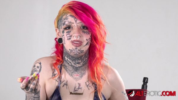 Одинокая девушка с крашеными волосами Мами демонстрирует свое сильно татуированное тело в бикини