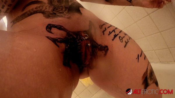 Татуированная цыпочка Миша Монтана трогает пальцами свою проколотую киску в душе
