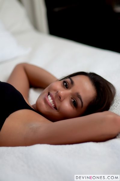 Латиноамериканка щеголяет улыбкой на своем хорошеньком личике, моделируя в нижнем белье