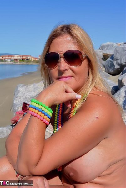 Непослушная зрелая нудистка Крисси любит демонстрировать свои горячие огромные сиськи на пляже