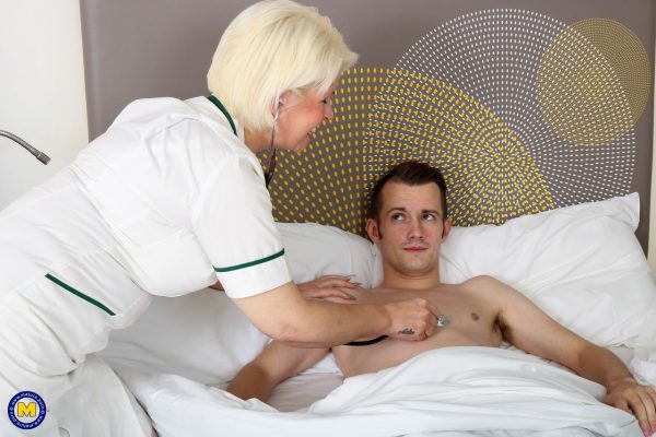 Зрелая медсестра со светлыми волосами соблазняет мужчину, пока он болен в постели