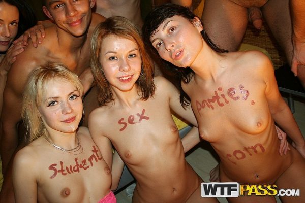 Студенты колледжа снимают напряжение перед предстоящими экзаменами с помощью групповых сексуальных игр