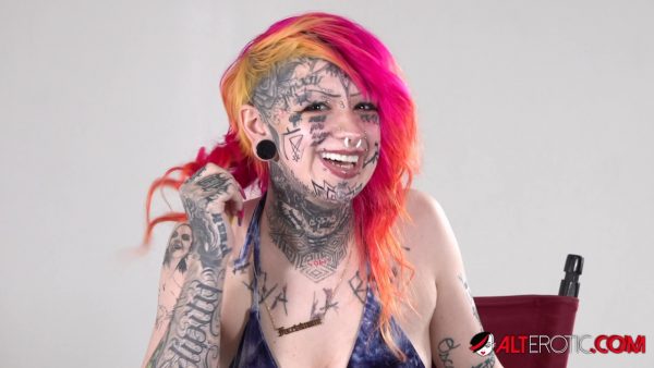Одинокая девушка с крашеными волосами Мами демонстрирует свое сильно татуированное тело в бикини