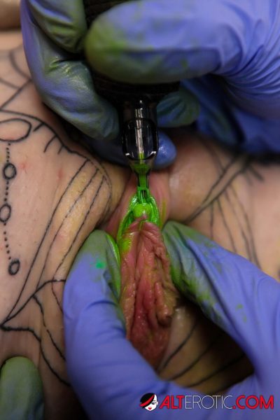 Накрашенная краской блондинка Салли Сэвидж отсасывает своему татуировщику за бесплатную работу над ее влагалищем