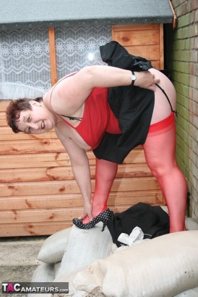 Толстая зрелая леди кудрявая Кэрол обнажает свои огромные сиськи после действия под юбкой