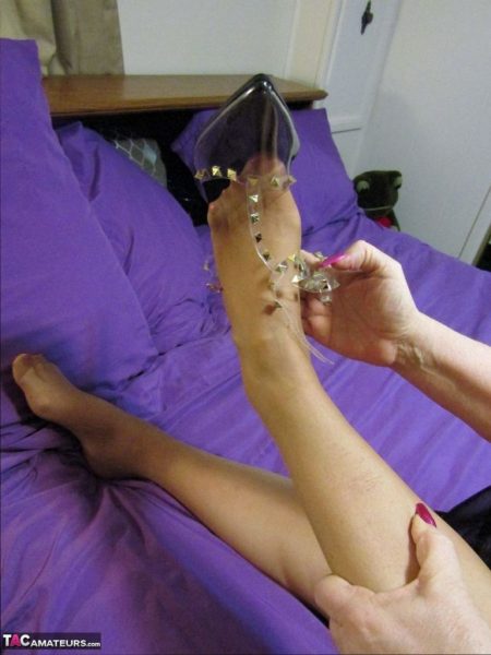 Старуха БанниГрам показывает свою киску, обтянутую шлангом, на кровати в остроносых туфлях