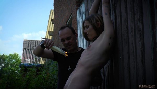 Татуированная девушка Альба Лала замучена и мастурбирована садистом