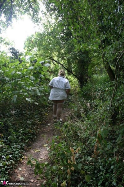 Толстая пожилая блондинка Лекси Каммингс кончает на свою большую задницу в лесу