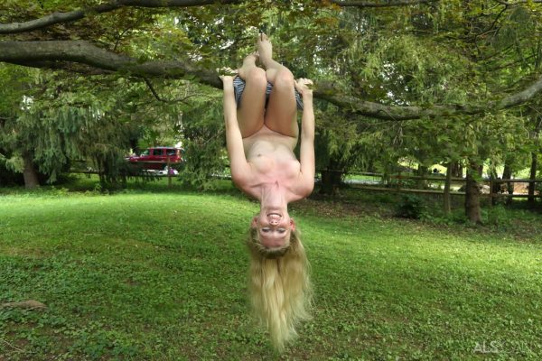 Симпатичная блондинка Эмма Старлетка демонстрирует свою гибкость голышом во дворе