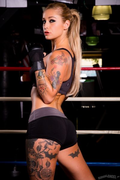 Татуированная милфа порнозвезда Клейо Валентьен в шортах показывает большие сиськи в спортзале