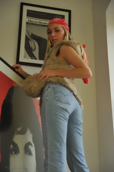 Босоногая блондинка Хейли Мари Коппин снимает джинсы, показывая свои красивые сиськи