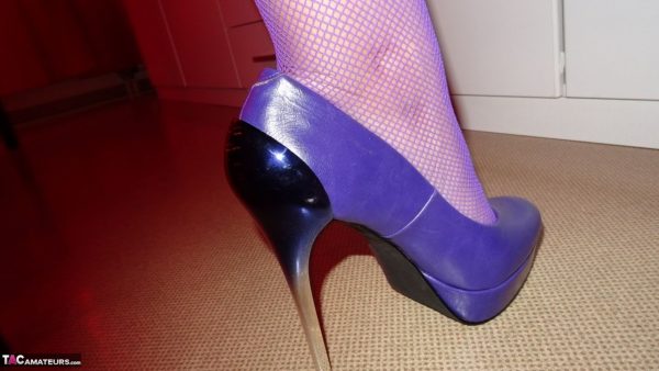 Сексуальная нэн Эбби Робертс сбрасывает атласное белье и туфли на шпильках, чтобы раздеться догола