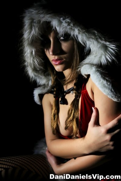 Эротическая порнозвезда МИЛФ Дэни Дэниелс выставляет напоказ декольте в сексуальном рождественском костюме