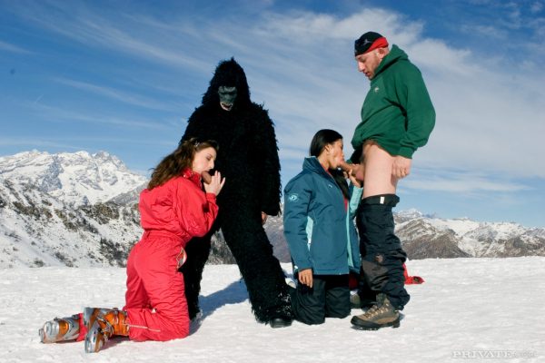 Сексуальные девушки трахаются вчетвером на горнолыжном склоне, в котором, оказывается, участвует горилла