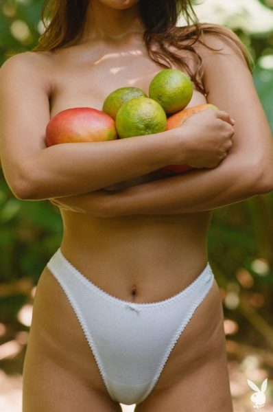 Модель с центральной обложки Джина Рочеро меняет нижнее белье, позируя для Playboy