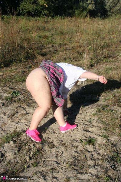 SSBBW Лекси Каммингс ловит попутку с сиськами после того, как показала свою огромную задницу