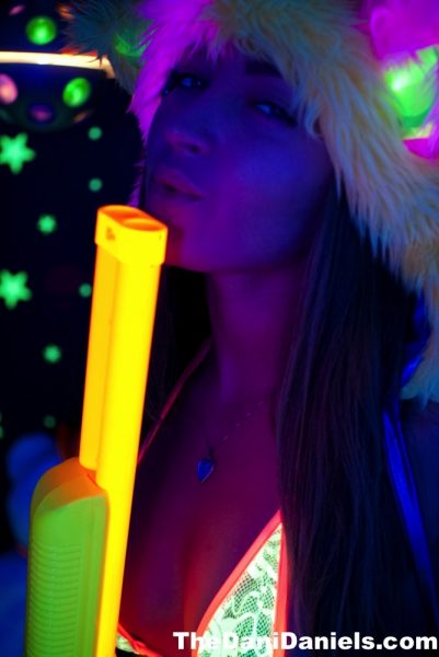 Сексуальная цыпочка-косплейщица Дэни Дэниелс выставляет напоказ свои светящиеся горячие штучки в черном свете