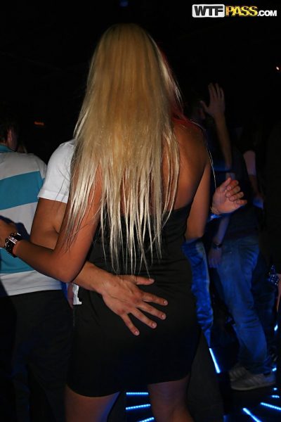 Симпатичная блондинка-любительница развлекается со своими друзьями на вечеринке