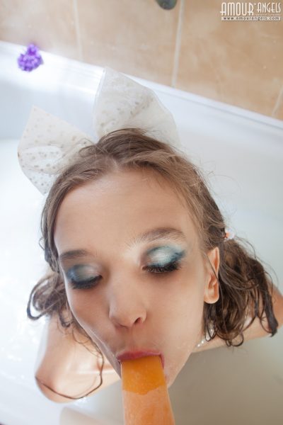 Крошечная девочка-подросток Алиса Белль обливает молоком свое обнаженное тело, принимая ванну