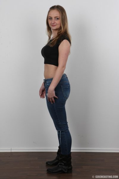 Молодая блондинка Ирена снимает джинсы и стоит совершенно голая перед камерой
