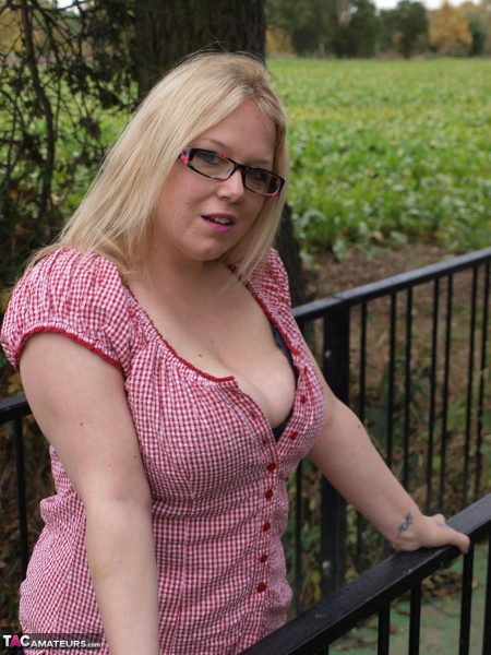Любительская толстушки Синди Бюст обнажает свои большие сиськи и пизду на загородном мосту