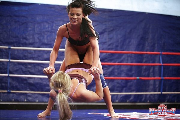Спортивные лесбиянки щиплют и хватают друг друга на ринге