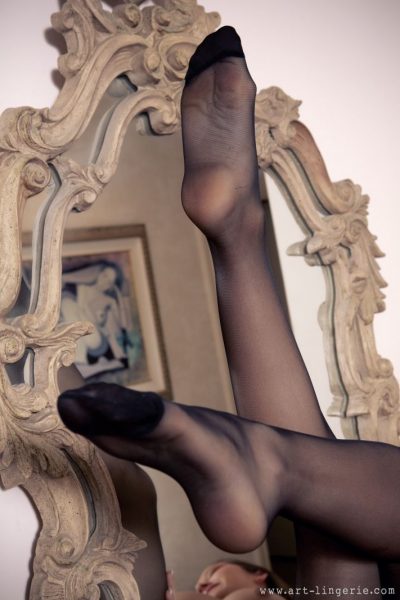 Соло девушка Дани Дэниелс качает своей обтянутой стрингами попой в зеркале туалетного столика