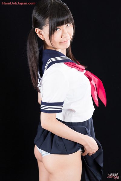 Симпатичная японская школьница обнажает свою киску, прежде чем получить сперму на лицо после HJ