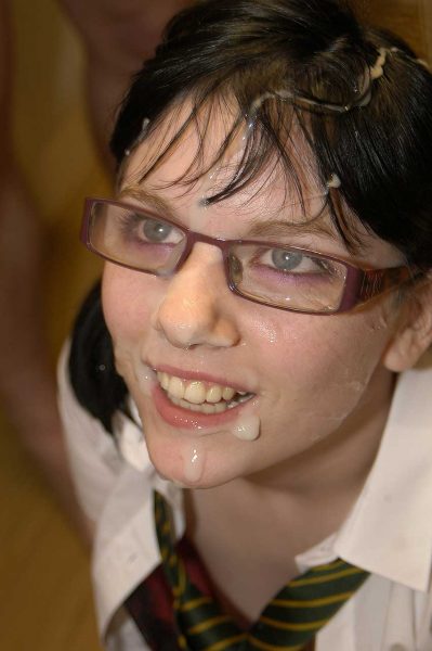 Брюнетка Джессика Ло получает сперму на очки во время вечеринки буккаке