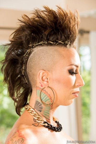Сольная модель Белла Беллз выставляет напоказ свою татуированную задницу с волосами в виде ирокеза