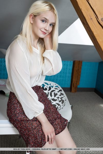 Молодая блондинка Рита выставляет свою узкую щелочку на всеобщее обозрение после раздевания