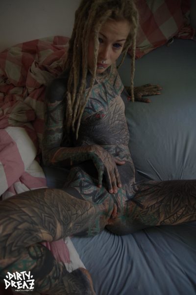 Сильно татуированная девушка Валькирия щеголяет дредами, пока дрочит свою киску