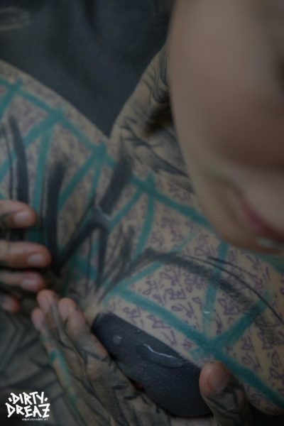 Сильно татуированная девушка Валькирия щеголяет дредами, пока дрочит свою киску