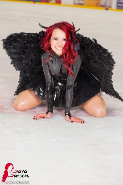 Рыжеволосая любительница Лара Ларсен моделирует не обнаженную в латексном наряде с крыльями