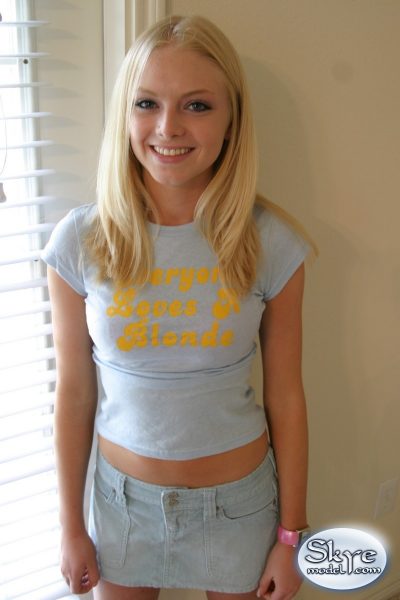 Блондинка любительская модель Скай сама моделирует в короткой юбке