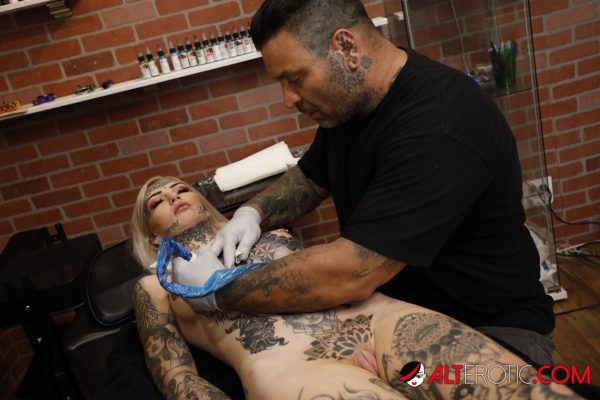 Блондинка Эмбер Люк ласкает свою пизду после того, как сделала новую татуировку в студии