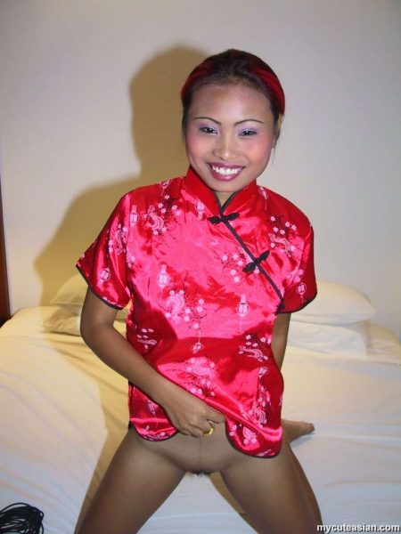 Симпатичная девушка из Таиланда позирует обнаженной и в повседневной одежде