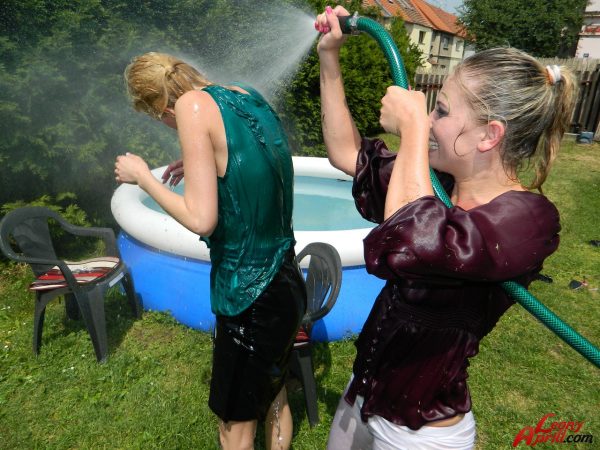 Одетые лесбиянки промокают насквозь после того, как залезают в наземный бассейн