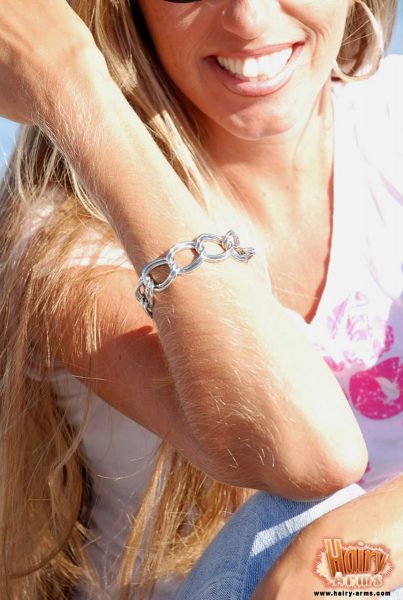 Любительская модель Лори Андерсон демонстрирует свои волосатые руки полностью одетая