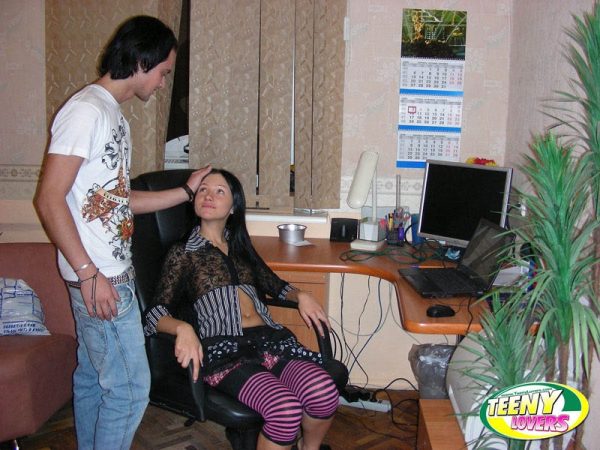 Молодая брюнетка и ее друг-мужчина раздеваются перед офисным сексом