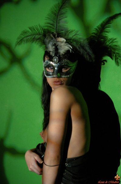 Сексуальная брюнетка Мили Джей обнажает свои упругие сиськи в маскарадной маске