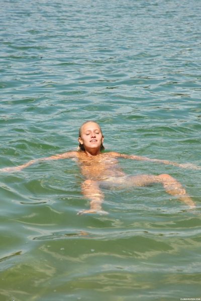 Обнаженная девушка-подросток Сара Джей выходит на берег, чтобы подрочить свою возбужденную киску
