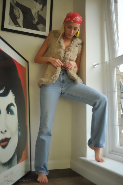 Босоногая блондинка Хейли Мари Коппин снимает джинсы, показывая свои красивые сиськи