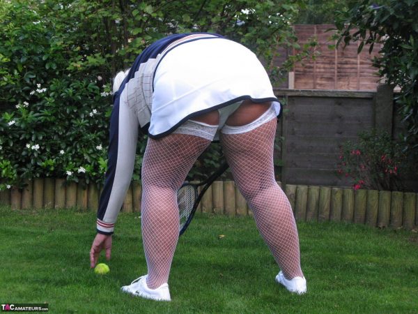 Зрелая толстушки Крисси Великобритания обнажает свои сиськи и задницу, орудуя теннисной ракеткой