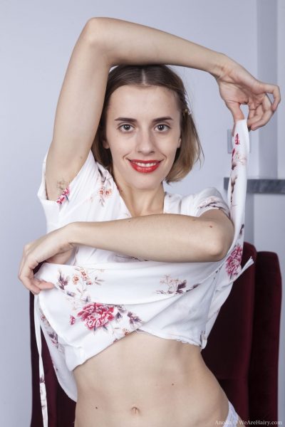 Любительская модель Анолия раздевается, прежде чем показать свою волосатую вагину
