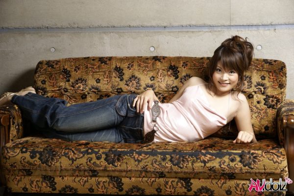 Красивая японская девушка Юуна Яно позирует не обнаженной в расклешенных джинсах