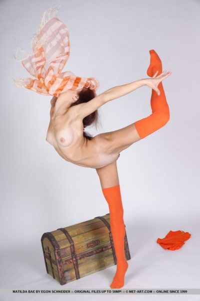 Длинноногая европейская красотка Матильда Бэй позирует в длинных носках для гламурной фотосессии