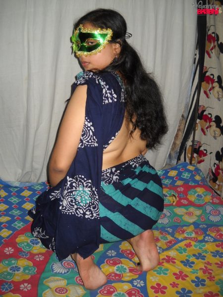 Толстая индианка сочно прикрывает свои голые сиськи после раздевания в маске